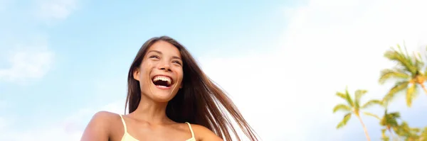 Feliz joven asiática riendo alegre divirtiéndose en sol verano cielo azul al aire libre fondo pancarta. Chino multirracial bonita chica viviendo vida. —  Fotos de Stock