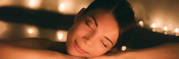 Luxe spa massage vrouw. Verzorgende whirlpool jacuzzi lifestyle meisje ontspannen in warm water banner panorama. — Stockfoto