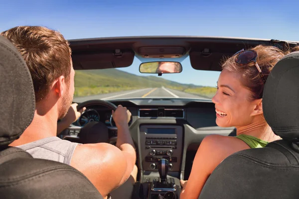 Viaje por carretera pareja de vacaciones conduciendo coche convertible en vacaciones de verano diversión. Riendo chica asiática con conductor de hombre. — Foto de Stock