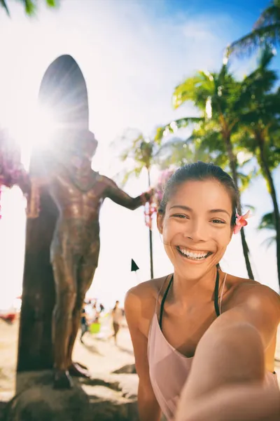 Hawaii sommar semester kvinna tar selfie foto på Waikiki Beach vid Duke Kahanamoku staty, känd turistattraktion i Honolulu, Oahu Hawaii. — Stockfoto