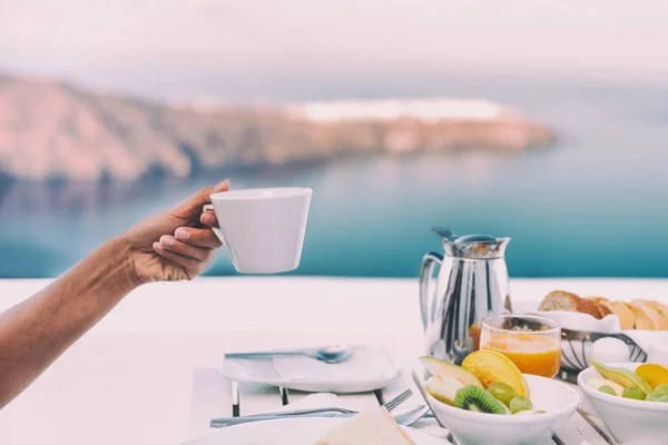 Picie filiżanki kawy przy śniadaniu brunch w restauracji statku wycieczkowego - luksusowy wypad na wakacje w Santorini - miejsce podróży poślubnej. — Zdjęcie stockowe
