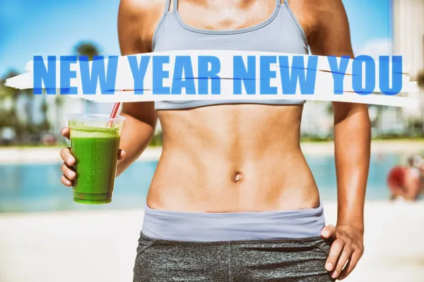 Rozdzielczość noworoczna na 2019 rok: Naprawa kondycji i diety. Fit kobieta z brzuchem płaski żołądek jedząc zielony smoothie. — Zdjęcie stockowe