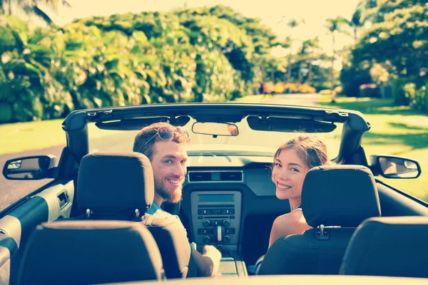 Автомобильная пара в летнем путешествии путешествует отпуск весело. Счастливые туристы за рулем конвертируемого спорткара в отпуске, Молодой повседневный образ жизни. — стоковое фото