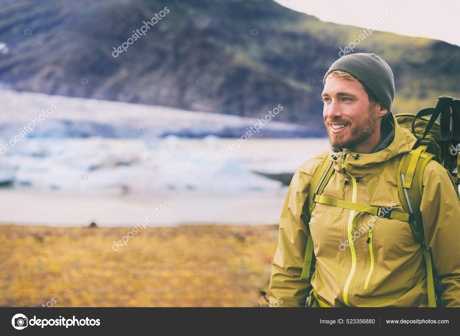 Vinter vandretur på sne bjerg glad vandrer mand gå i is vildmark i Island. rejser eventyr i naturen landskab. Person iført hat og jakke til koldt vejr, vandrestifter. —