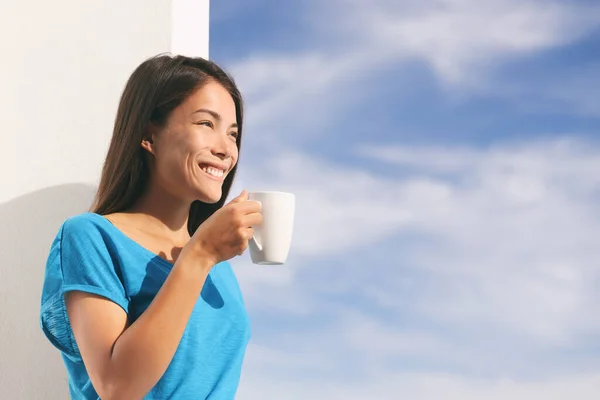 妇女在家里吃早餐时喝咖啡，享受户外阳台上新鲜的咖啡馆美景。亚洲女孩笑着谈论夏天健康的生活方式. — 图库照片