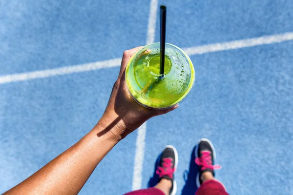 Sano disintossicazione verde frullato tazza di cibo selfie punto che mostra pista di corsa e corridore ragazza con scarpe pronte a correre. Piazza social media instagram raccolto. — Foto Stock