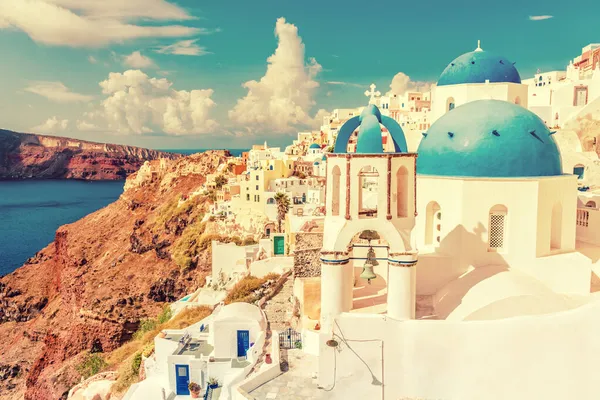 Santorini město krajina luxusní cestovní destinace. Turistická atrakce v Evropě pro letní dovolenou. Krásná scenérie starého města s bílými domy a třemi kopulemi modrý kostel. — Stock fotografie