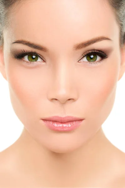 Mujer belleza asiática. Retrato serio de la hermosa raza mixta china con maquillaje ojos ahumados sombra de ojos, rímel, rubor rouge en las mejillas y los labios. Cirugía plástica, cirugía de la nariz, lifting facial. — Foto de Stock