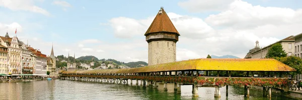 Suiza Europa Panorama panorámico de viaje de la ciudad de Lucerna, atracción turística emblemática Puente de la Capilla de Kapellbrucke y torre de agua de Wasserturm, río Reuss, Luzern. — Foto de Stock