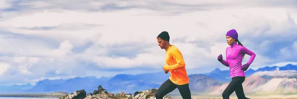 Sport d'hiver fitness personnes actives entraînement courir dehors courir par temps froid vêtements jogging dans le paysage. Couple femme asiatique, homme caucasien travaillant ensemble. Bannière. — Photo