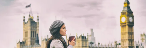 Mulher de viagem de Londres bebendo xícara de café por Big Ben Westminster no outono manhã fria. ásia turista menina pensivo olhando para vista banner panorama. — Fotografia de Stock