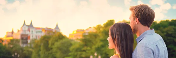 Par tillsammans avkopplande titta på solnedgången utanför på Europa sommarsemester banner panorama.Bakgrund huvudet med två unga människor i kärlek glad. — Stockfoto