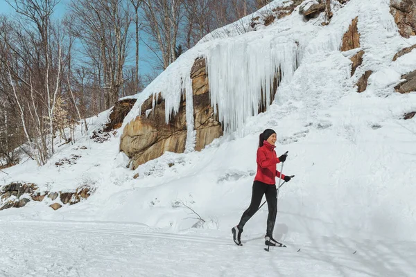 Klasik İskandinav Kayağı kros kayağı. Kışın gülümseyen bir kadın güzel doğa manzarasında kayak yaparak karda eğlenceli kış aktiviteleri yapıyor. — Stok fotoğraf