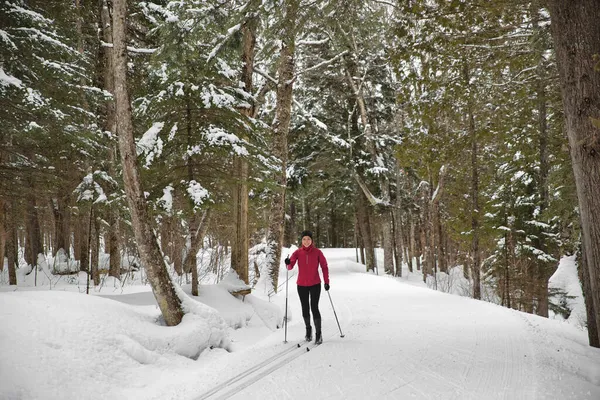 Esqui cross-country Mulher no estilo clássico Esqui nórdico no inverno fazendo atividades esportivas de inverno na neve no esqui cross country na bela paisagem de natureza nevada — Fotografia de Stock