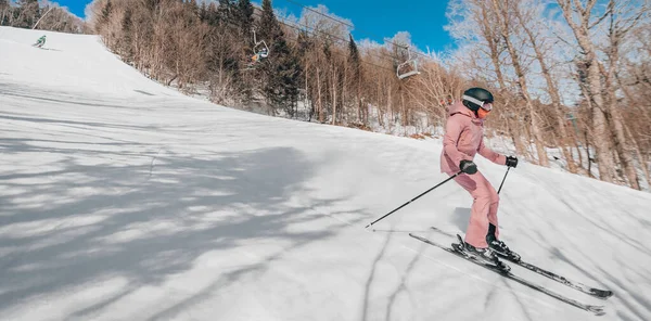 Síelés - emberek a síelés. Alpesi síléc - síelő látszó hegyi kilátás ellen havas fák Síeljen télen tökéletes por hó élvezi a természet táj — Stock Fotó