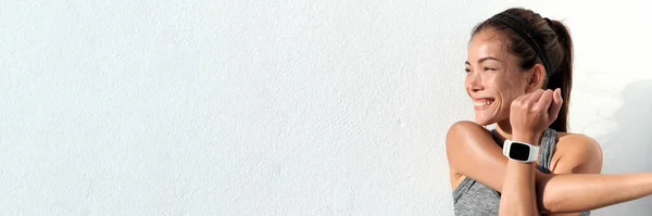 Donna fitness che fa esercizio di stretching allungando le braccia - tricipite e le spalle si allungano indossando uno smartwatch activity tracker. Ragazza in forma che vive uno stile di vita attivo. Panorama banner. — Foto Stock