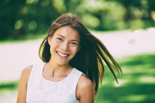 Zelfverzekerde jong aziatisch Chinees schoonheid vrouw glimlachen — Stockfoto