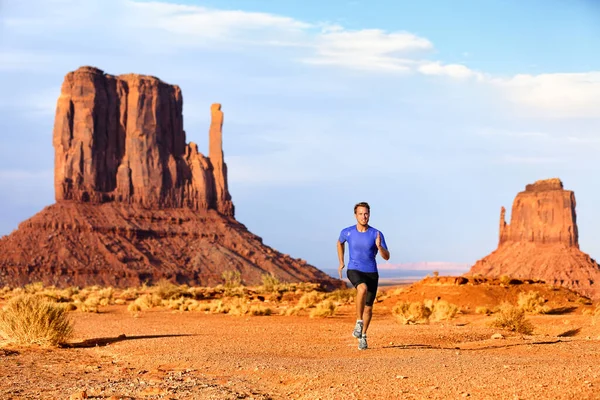 달리기 선수가 경주 골대 도전을 하는 모습. 먼 트 밸리의 사막을 횡단하여 달리고 있는 건강 한 남자는 미국 유타 주 애리조나주에서 마라톤 훈련을 통과 한다. 미국 여행. — 스톡 사진