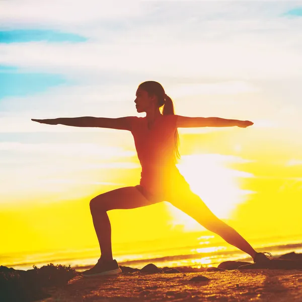 Donna che fa yoga sulla spiaggia. Fit ragazza in Warrior II posa in piedi in silhouette contro sfondo bagliore di sole. Coltivazione quadrata per social media. — Foto Stock