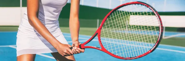 Jugadora de tenis mujer en posición sosteniendo raqueta roja en pista de tenis azul al aire libre encabezado panorámico de la bandera para las clases de tenis en el club deportivo. —  Fotos de Stock
