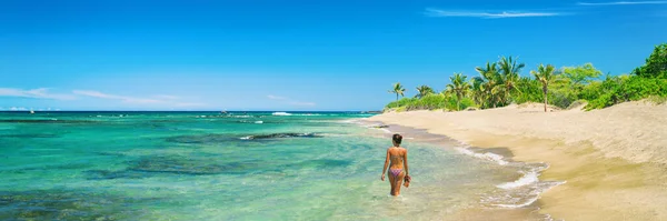 하와이 해변에 사는 여성 이 비키니를 입고 헤엄치고 있다. 원근법 과 모험적 생활 방식의 기치인 파노라마. — 스톡 사진