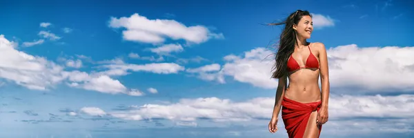 Sexy corps de bikini sain perte de poids femme asiatique avec taille mince en maillot de bain de mode rouge debout sur fond bleu ciel bannière pour spa traitement laser épilation, liposuccion, concept de beauté. — Photo