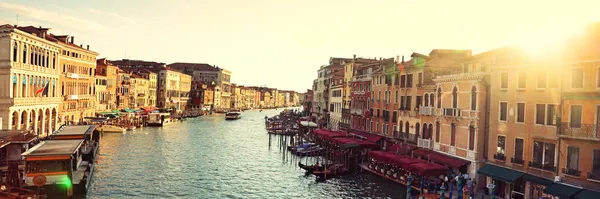 Grand Canal, Benátky, Itálie, s názvem Canal Grande v italštině, jak je vidět z mostu Rialto. Krásný výhled na západ slunce nad Benátskou dominantou. Pozadí nápisu panorama. — Stock fotografie