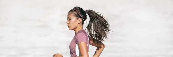 夏の背景に屋外ワークアウトを行う女の子に合ったトレイルフィットネススポーツ選手を実行します,パノラマヘッダー. — ストック写真