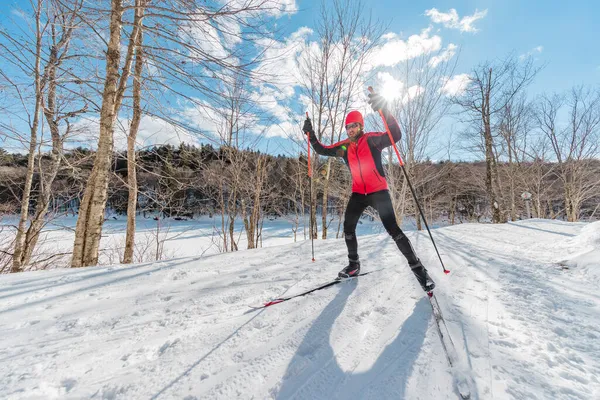 Man Cross Country Skate Skidåkning Style - Nordic Ski in Forest. Man på vintern gör roliga uthållighet vinter sport aktivitet i snön på längdskidor i vacker natur landskap — Stockfoto