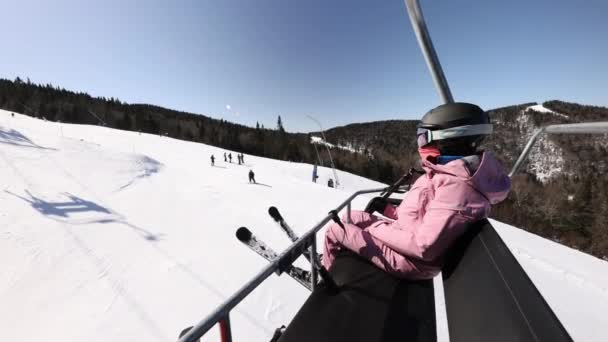 Skidsemester - Kvinna i skidlift i Ski vintersemester koncept. Skidåkning på snöbackar i fjällen. Asiatisk kvinna att ha kul på en snöig dag - Vinter sport utomhus aktivitet — Stockvideo