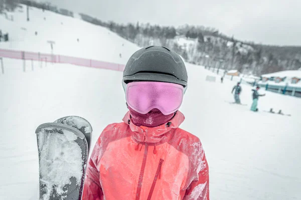 Occhiali da sci ghiacciati e casco da sci sulla donna che guarda la macchina fotografica con gli occhiali da sci ghiacciati in congelamento. Concetto di ghiaccio glassato, chiamato anche neve glassata durante lo sci. Ritratto attività invernale — Foto Stock