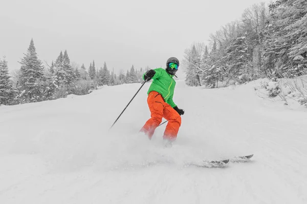 Σκι. Man on ski in Alpine ski concept - Skier ski downhill κάνοντας hockey stop σε ορεινές χιονισμένες πίστες σκι το χειμώνα σε τέλεια μέρα χιονιού, απολαμβάνοντας το τοπίο της φύσης — Φωτογραφία Αρχείου