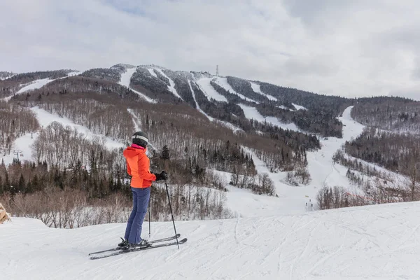 スキー女。アルパインスキー-冬に雪に覆われた木やスキーに対する山の景色を見るスキー。カナダケベック州モントレムブラント. — ストック写真