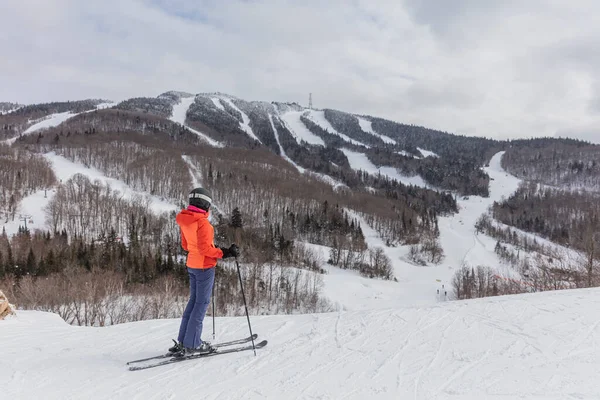 Kayakçı kadın. Alp disiplini kayakçısı, karla kaplı ağaçlara karşı dağ manzarasına bakıyor ve kışın kayak yapıyor. Mont Tremblant, Quebec, Kanada. — Stok fotoğraf