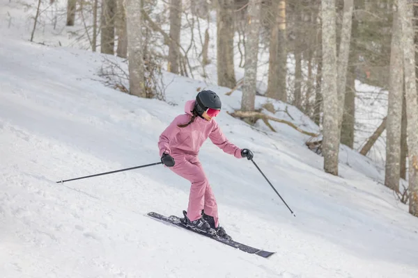 Esqui Alpino Downhill Mulher Esqui Descendo Colina Divertindo Nas Encostas — Fotografia de Stock