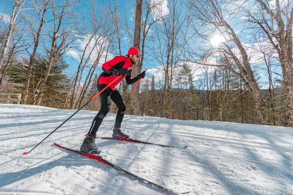 Sci di fondo - L'uomo sullo sci nordico nella foresta in inverno divertendosi endurance sport invernali attività sulla neve sullo sci di fondo in uno splendido paesaggio naturale — Foto Stock