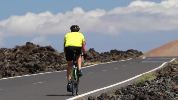 Cycling - Road biking cyclist man training on bike training for race — Stock Video