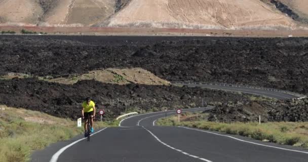 Ciclista di sesso maschile in bicicletta da corsa su strada in bicicletta da corsa — Video Stock