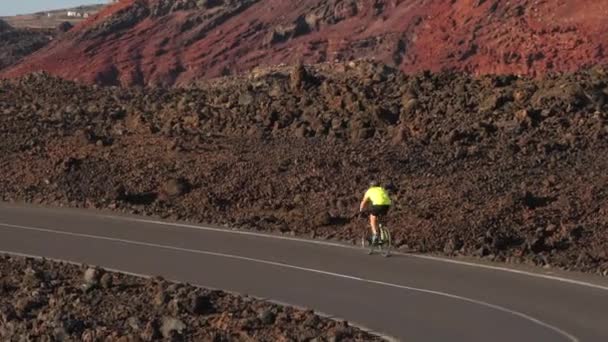 Silniční cyklistika muž cyklista na kole na silnici cyklistika v úžasné přírodě krajiny — Stock video