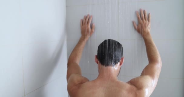 집안에서 목욕하면서 목욕하고 있는 남자 고요 함을 풀고 있는 모습 — 비디오