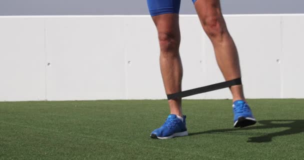 Widerstandsband-Workout-Mann im Fitnessstudio trainiert Muskeln mit Gummibändern — Stockvideo