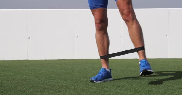 Hombre de entrenamiento de banda de resistencia en el gimnasio musculatura de entrenamiento con bandas elásticas — Vídeos de Stock