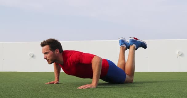 Fitness hombre haciendo flexiones de rodilla ejercicio en el gimnasio al aire libre - Entrenamiento de cuerpo completo — Vídeos de Stock