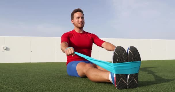 Fitness man träningsarmar med motståndsband på utomhus gym — Stockvideo