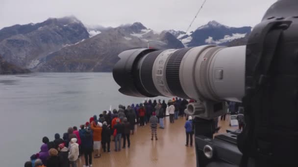 Alaska Glacier Bay camera by landscape on cruise ship — ストック動画