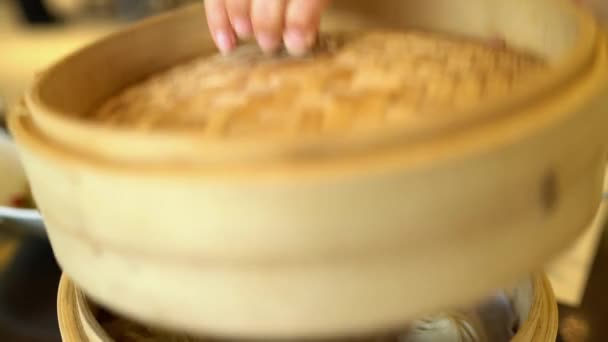 Ázsiai konyha - tipikus shanghai kínai étel Xiao hosszú bao leves töltött gombóc — Stock videók