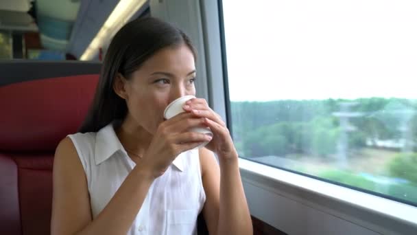 Asiatin trinkt Morgenkaffee im Zug auf dem Weg zur Arbeit — Stockvideo