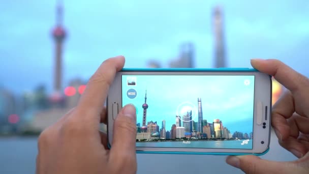 Shanghai China viajes en Asia Turista tomando la foto del teléfono de Bund en Shanghai — Vídeo de stock