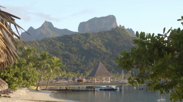 Bora Bora Resor pantai yang sempurna dan Gunung Otemanu di Tahiti Polinesia Perancis — Stok Video