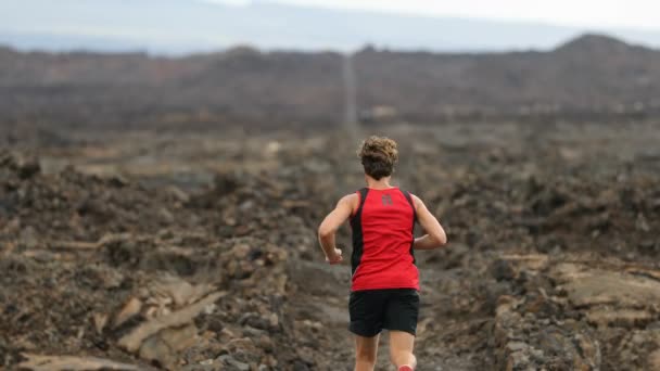 Běžící muž na stezce běžec cross-country běh žijící zdravý sportovní životní styl — Stock video